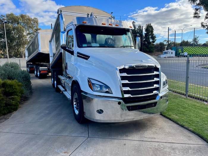 2024 Freightliner Cascadia 126 Tipper White