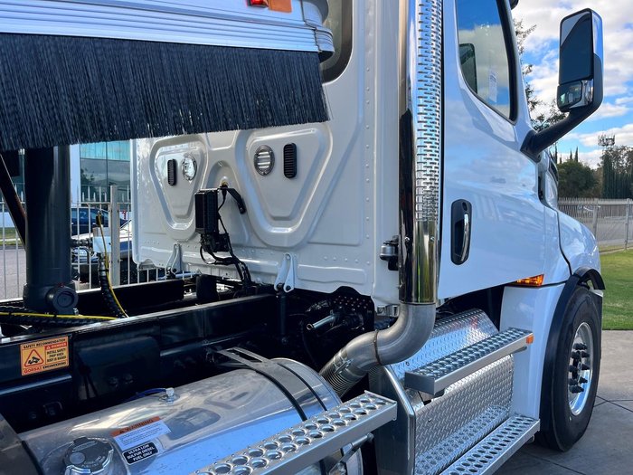 2024 Freightliner Cascadia 126 Tipper White