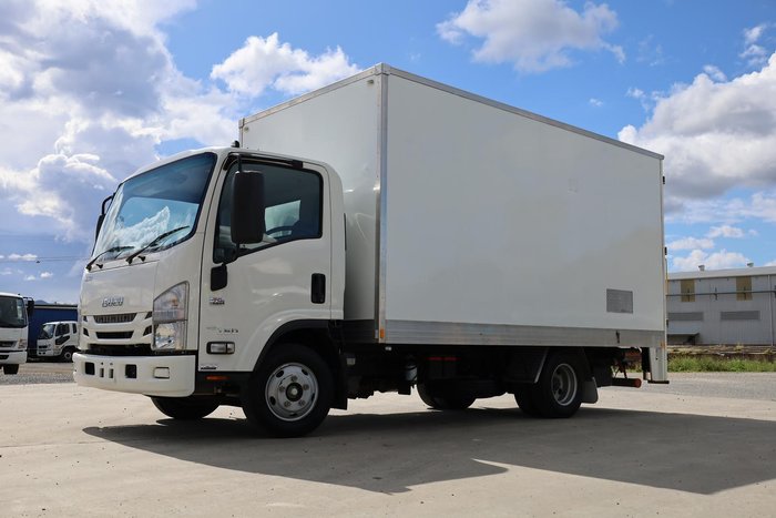 2021 Isuzu N Series NNR 45-150 Pantech with Lifter White