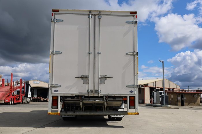 2021 Isuzu N Series NNR 45-150 Pantech with Lifter White