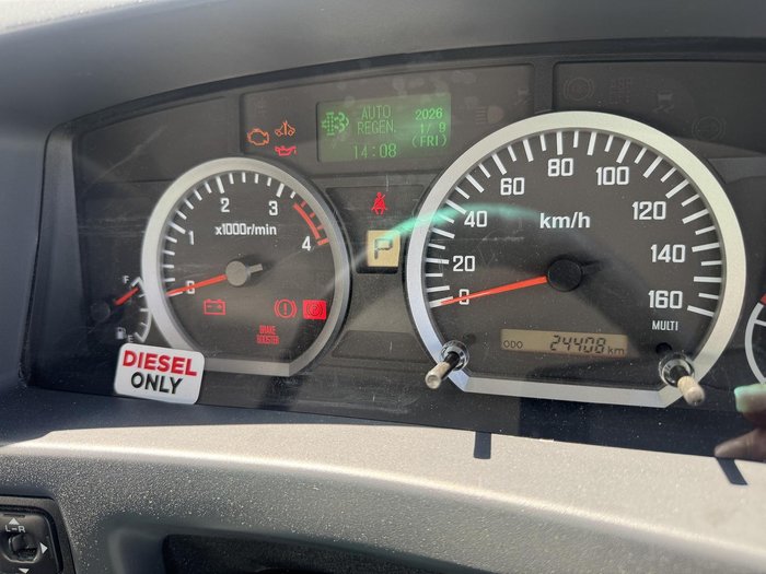 2021 Isuzu N Series NNR 45-150 Pantech with Lifter White