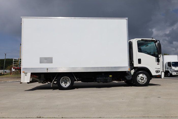 2021 Isuzu N Series NNR 45-150 Pantech with Lifter White