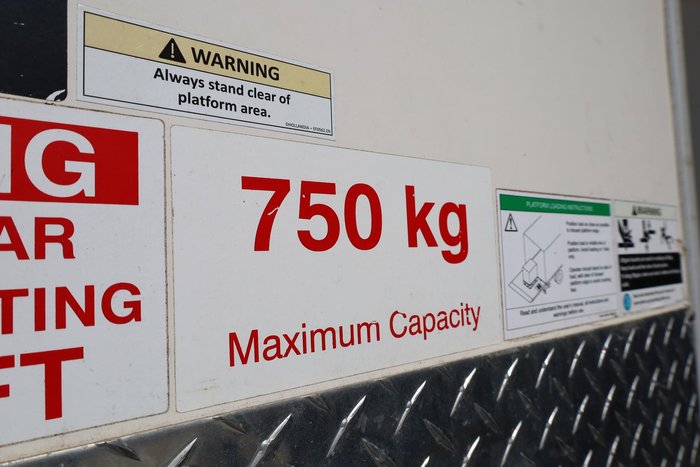 2021 Isuzu N Series NNR 45-150 Pantech with Lifter White