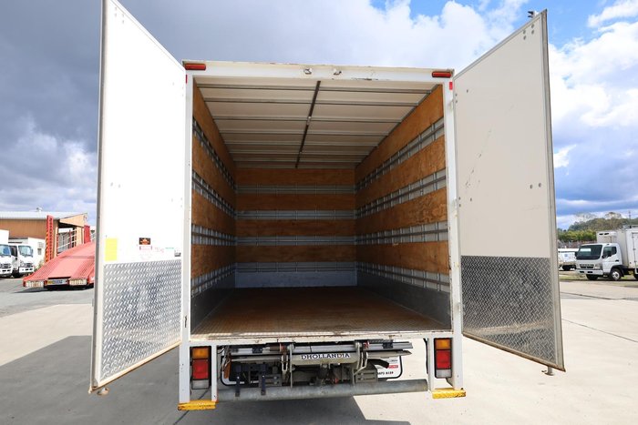 2021 Isuzu N Series NNR 45-150 Pantech with Lifter White