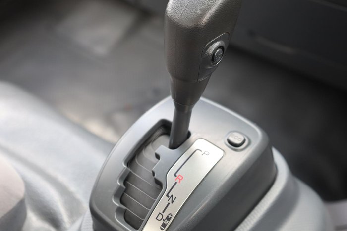 2021 Isuzu N Series NNR 45-150 Pantech with Lifter White