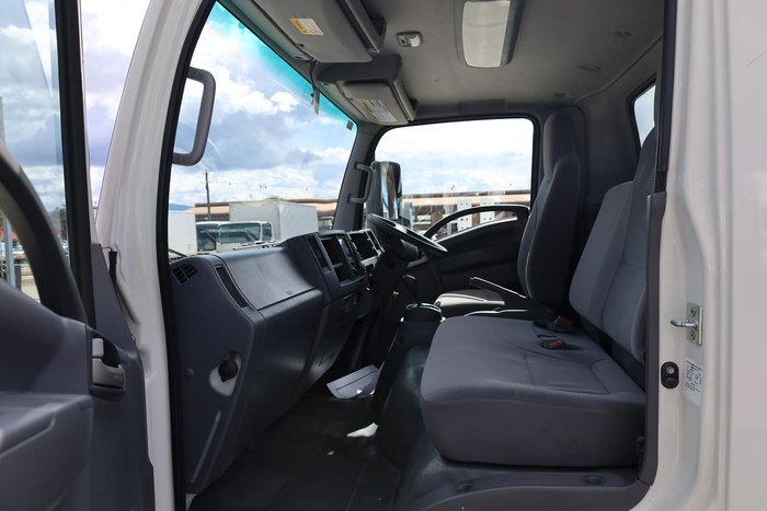 2021 Isuzu N Series NNR 45-150 Pantech with Lifter White