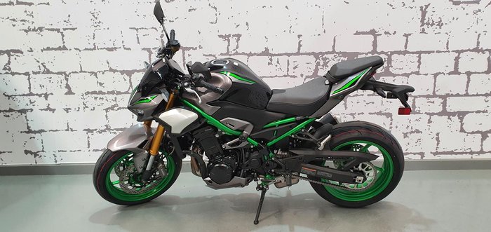 2025 Kawasaki Z900 SE Z Silver
