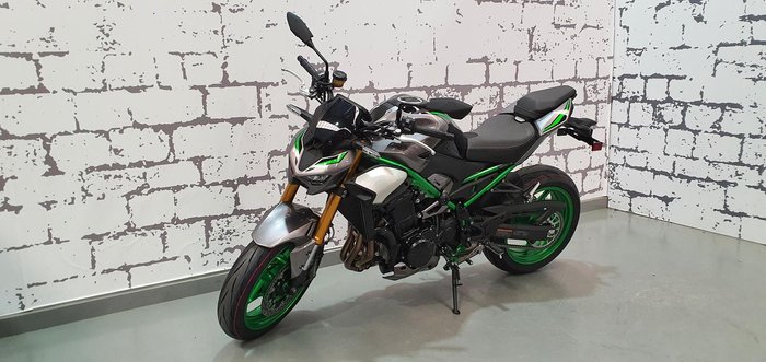 2025 Kawasaki Z900 SE Z Silver