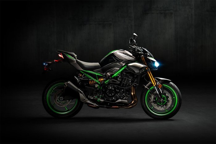 2025 Kawasaki Z900 SE Z Silver