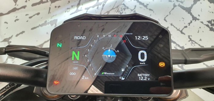 2025 Kawasaki Z900 SE Z Silver