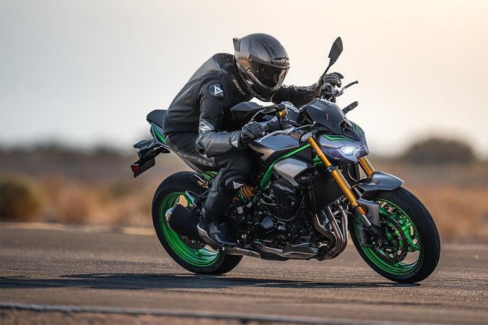 2025 Kawasaki Z900 SE Z Silver