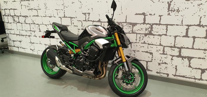 2025 Kawasaki Z900 SE Z Silver