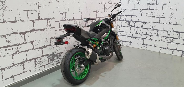 2025 Kawasaki Z900 SE Z Silver