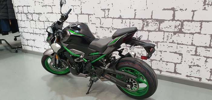 2025 Kawasaki Z900 SE Z Silver