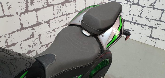 2025 Kawasaki Z900 SE Z Silver