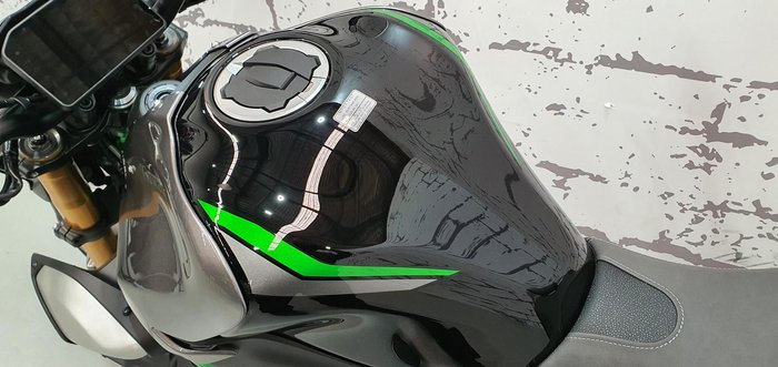 2025 Kawasaki Z900 SE Z Silver