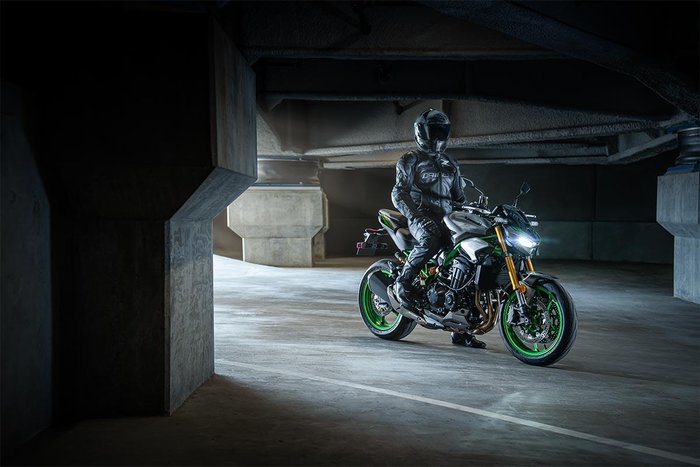 2025 Kawasaki Z900 SE Z Silver