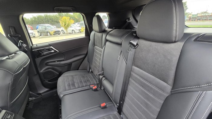 2023 Mitsubishi Outlander LS Black Edition
