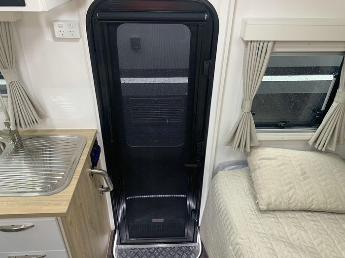 2025 Supreme 1560_C_K1e3_S Territory Hybrid 15'6