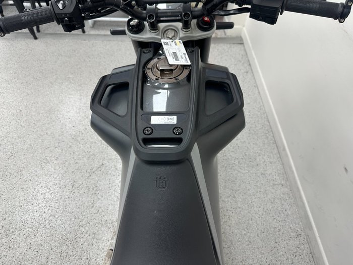 2021 HUSQVARNA SVARTPILEN 401 SILVER