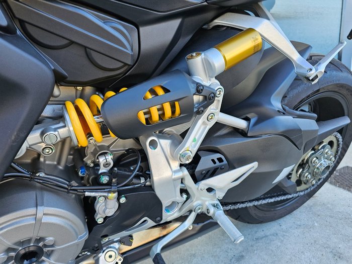 2024 DUCATI STREETFIGHTER V2 Red