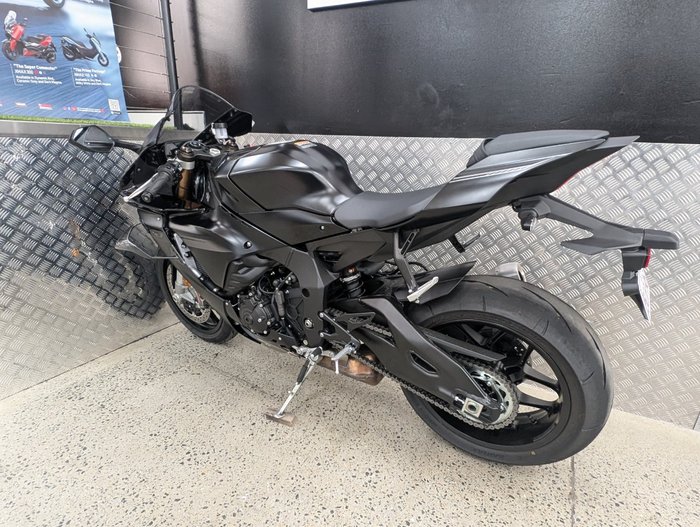 2025 Yamaha YZF-R1 BLACK