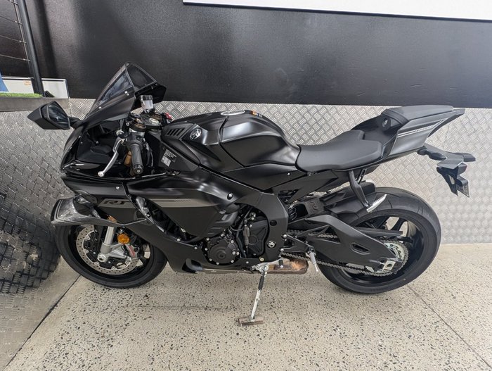 2025 Yamaha YZF-R1 BLACK