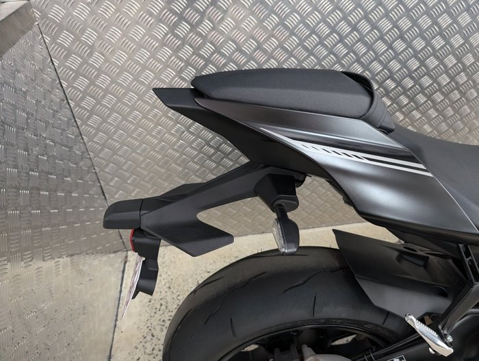 2025 Yamaha YZF-R1 BLACK
