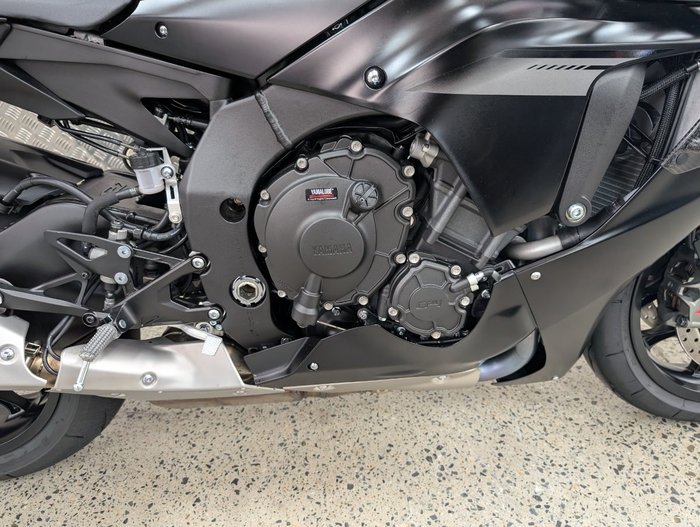 2025 Yamaha YZF-R1 BLACK