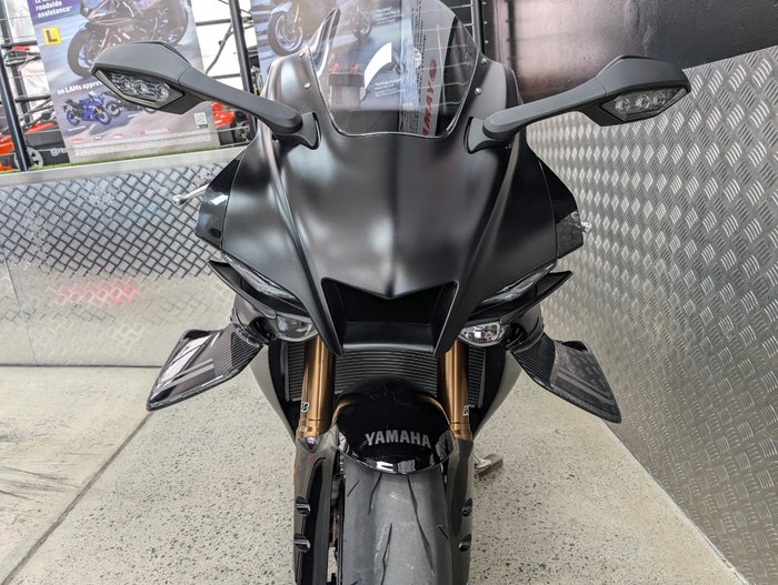 2025 Yamaha YZF-R1 BLACK