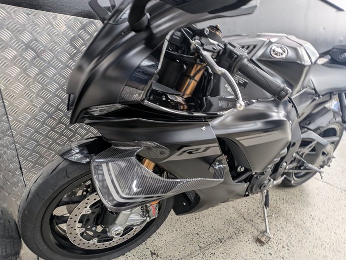 2025 Yamaha YZF-R1 BLACK