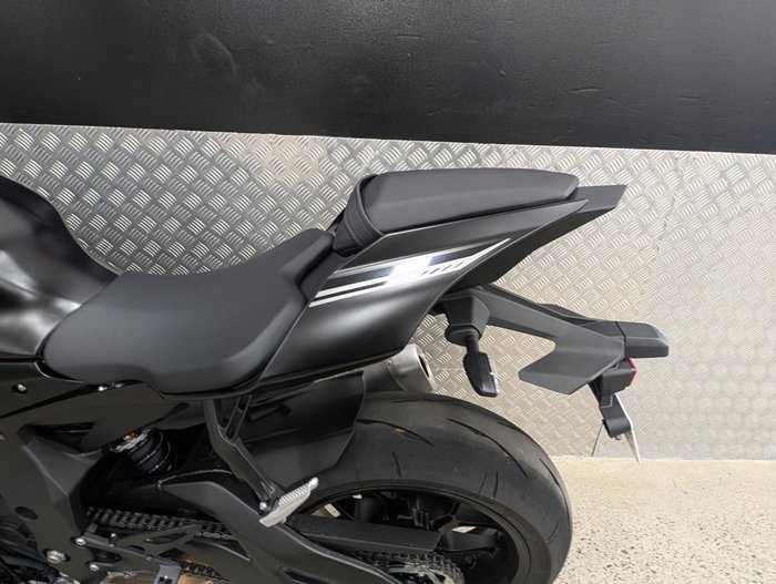 2025 Yamaha YZF-R1 BLACK
