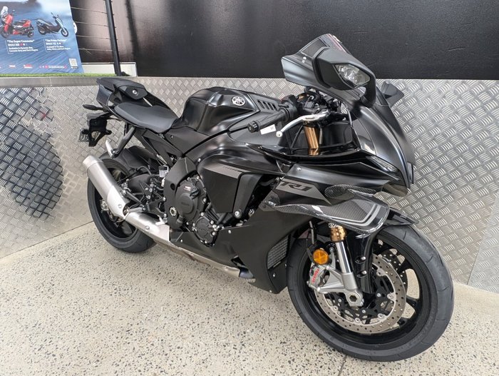 2025 Yamaha YZF-R1 BLACK