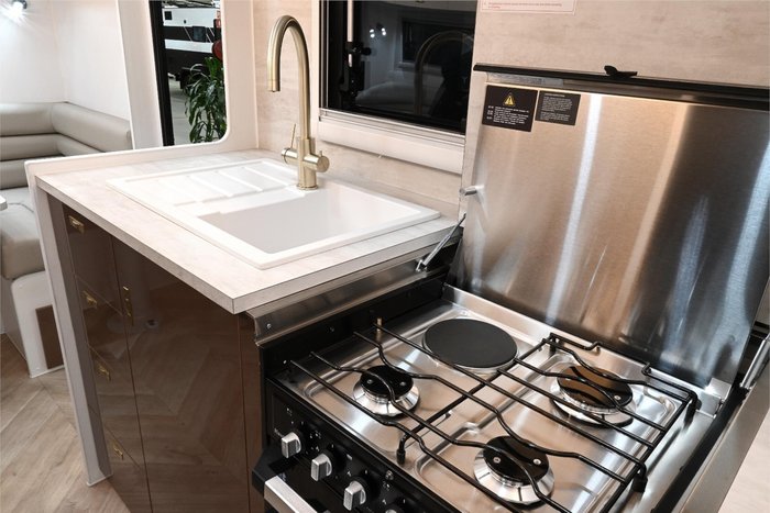 2025 VICTORY CARAVANS Trophy 21.6 Rear Club