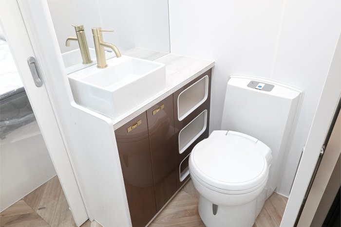 2025 VICTORY CARAVANS Trophy 21.6 Rear Club