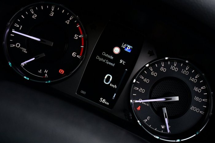 2025 Toyota Hilux SR5 48V