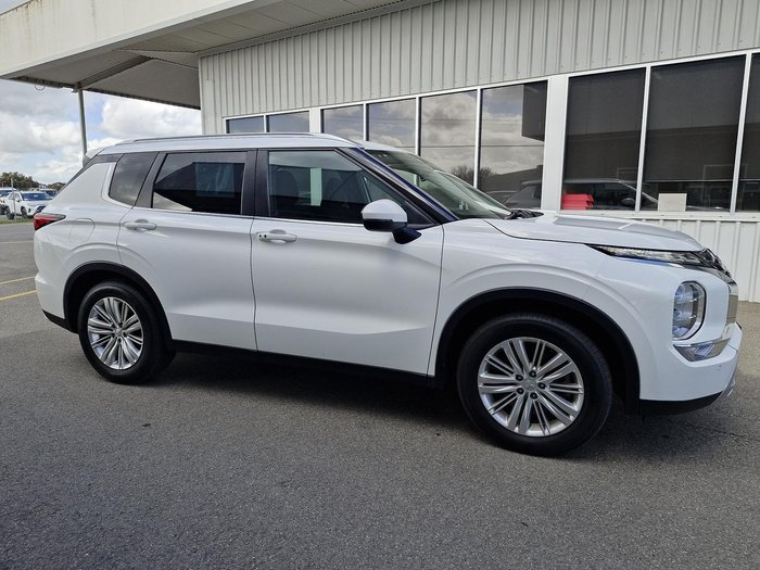 2022 Mitsubishi Outlander LS