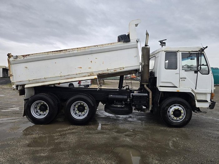 1990 Mitsubishi Tipper