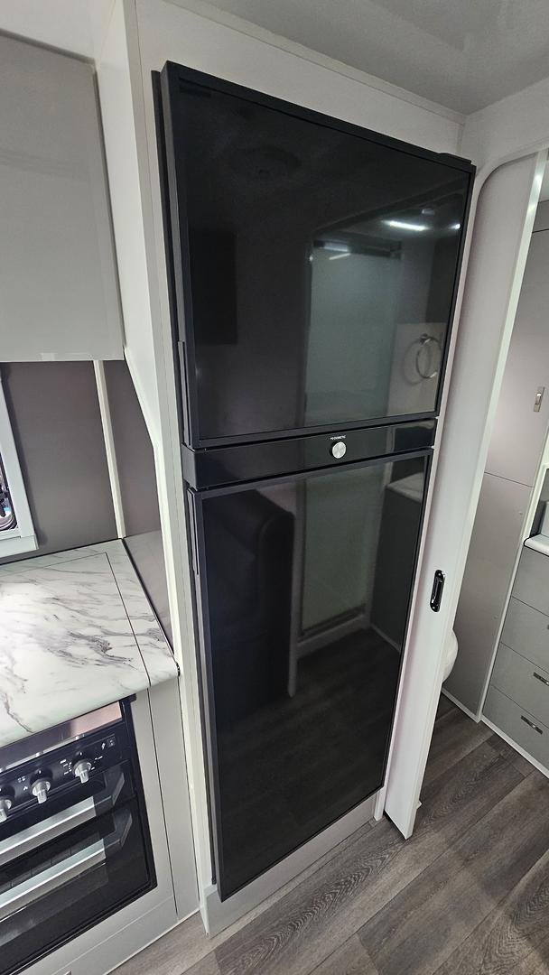 2025 Red Centre Newell Plus 186 Type B (was $112,490 now $108,990)