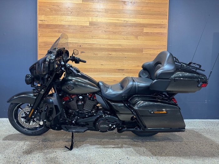 2018 Harley-davidson FLHTKSE CVO LIMITED BLACK
