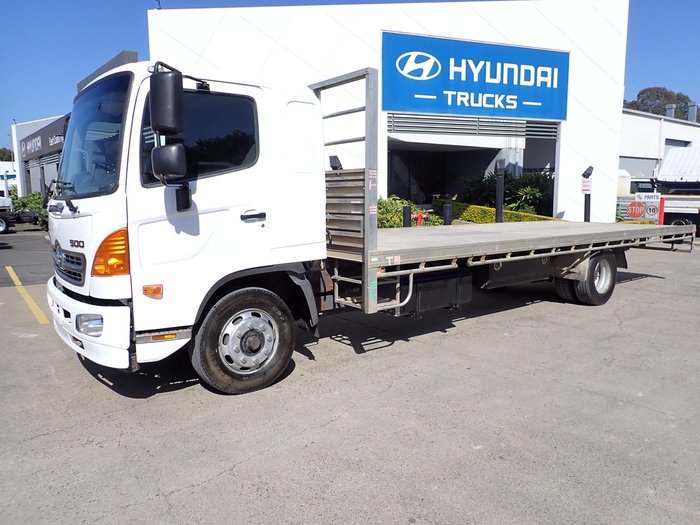 2016 HINO FE 500 white