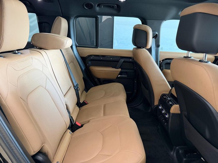 2025 Land Rover Defender 130 D350 X-Dynamic SE