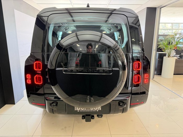 2025 Land Rover Defender 130 D350 X-Dynamic SE