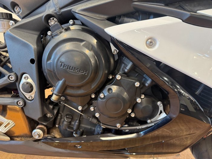 2015 Triumph DAYTONA 675 WHITE