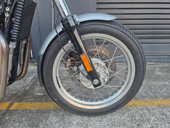 2019 Royal Enfield INTERCEPTOR 650 CHROME beige