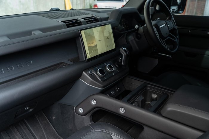 2024 Land Rover Defender 130 D300 X-Dynamic SE