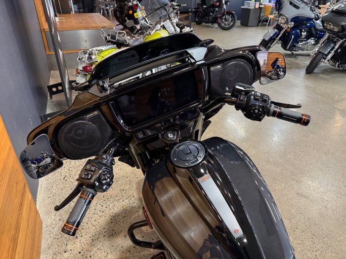 2025 Harley-davidson FLHXSE CVO STREET GLIDE (121) RAVEN FADE