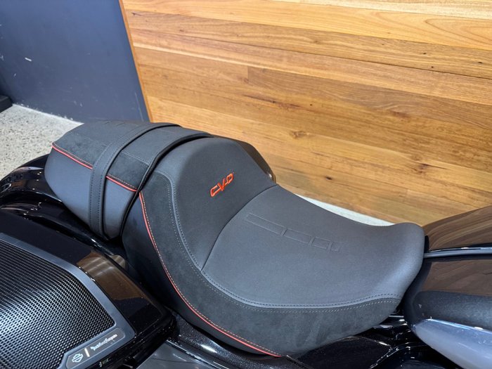 2025 Harley-davidson FLHXSE CVO STREET GLIDE (121) RAVEN FADE