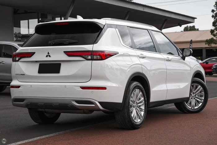 2024 Mitsubishi Outlander LS