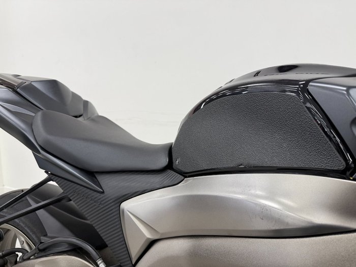 Suzuki 2011 SUZUKI 1000CC GSXR-1000L1 Black